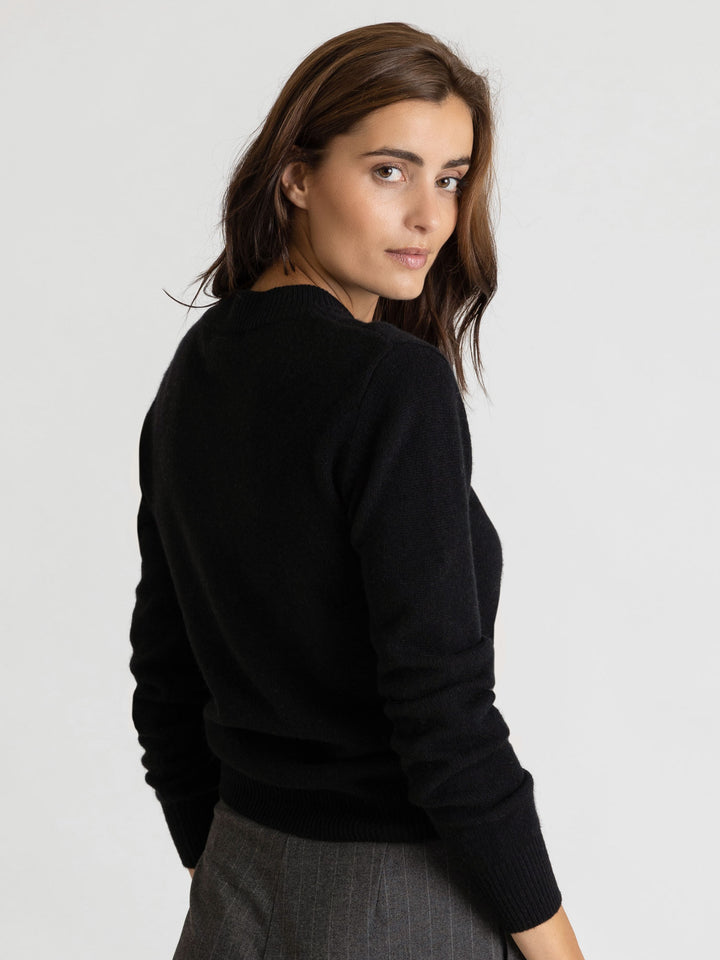 Classic black long sleeved cashmere sweater with o-neck in 100% pure cashmere by the scandinavian brand Kashmina.