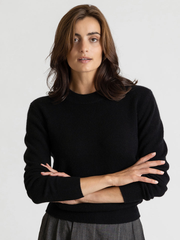 Classic black long sleeved cashmere sweater with o-neck in 100% pure cashmere by the scandinavian brand Kashmina.