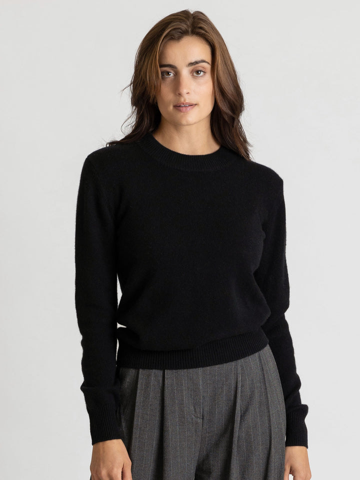 Classic black long sleeved cashmere sweater with o-neck in 100% pure cashmere by the scandinavian brand Kashmina.