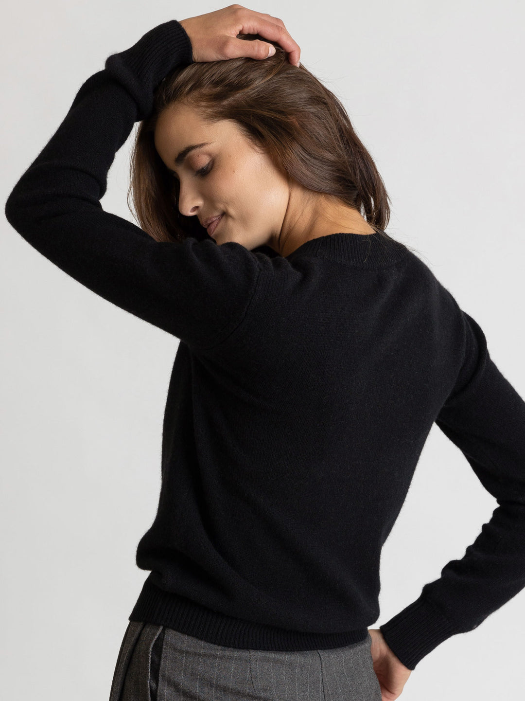 Classic black long sleeved cashmere sweater with o-neck in 100% pure cashmere by the scandinavian brand Kashmina.