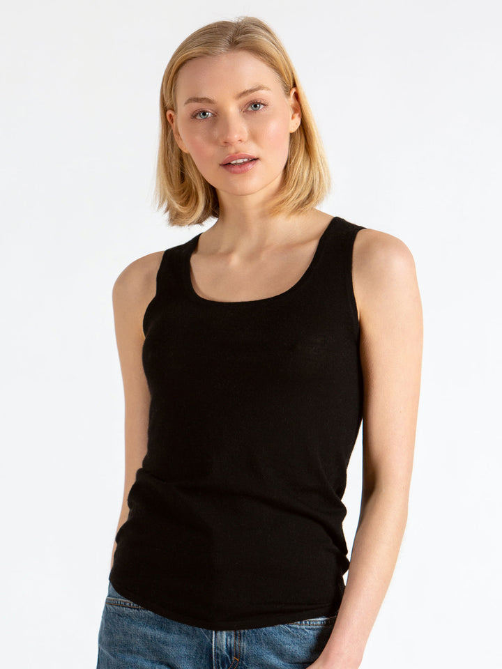 Cashmere top in 100% pure cashmere. Color: Black. Scandinavian design by Kashmina.