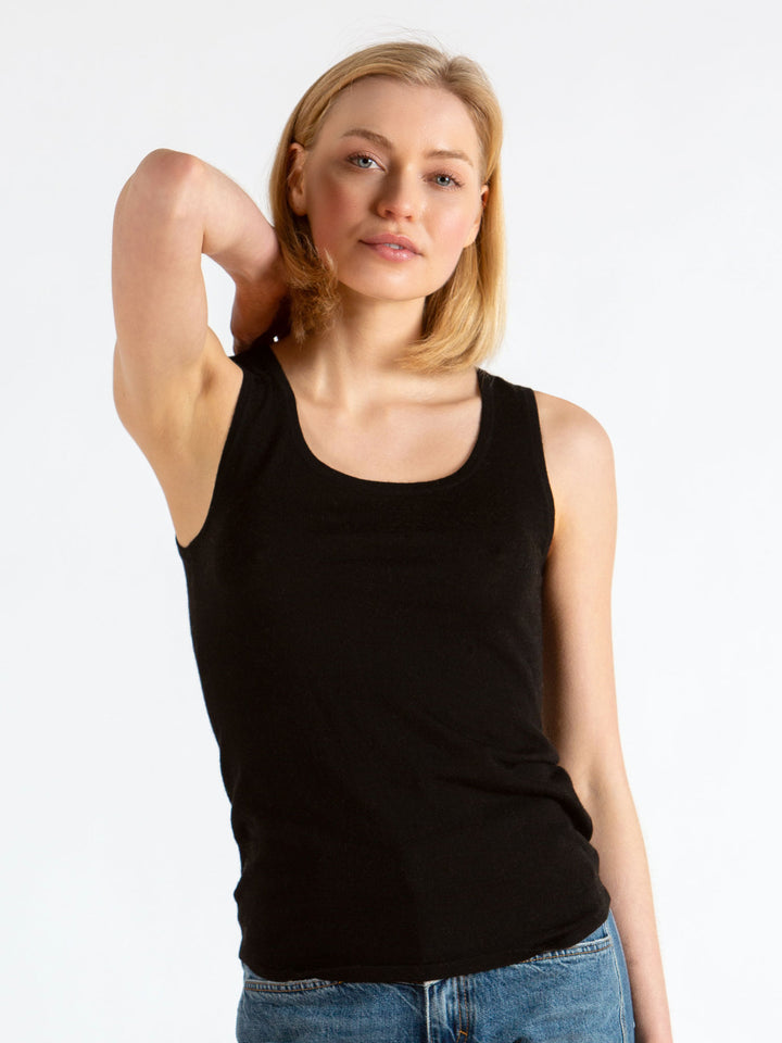 Cashmere top in 100% pure cashmere. Color: Black. Scandinavian design by Kashmina.