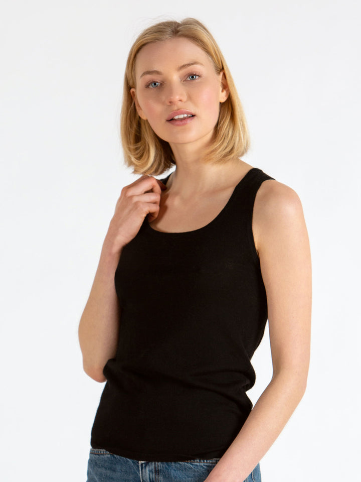 Cashmere top in 100% pure cashmere. Color: Black. Scandinavian design by Kashmina.