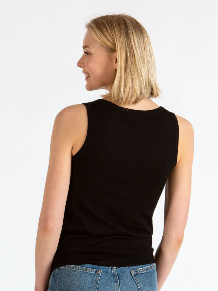 Cashmere top in 100% pure cashmere. Color: Black. Scandinavian design by Kashmina.