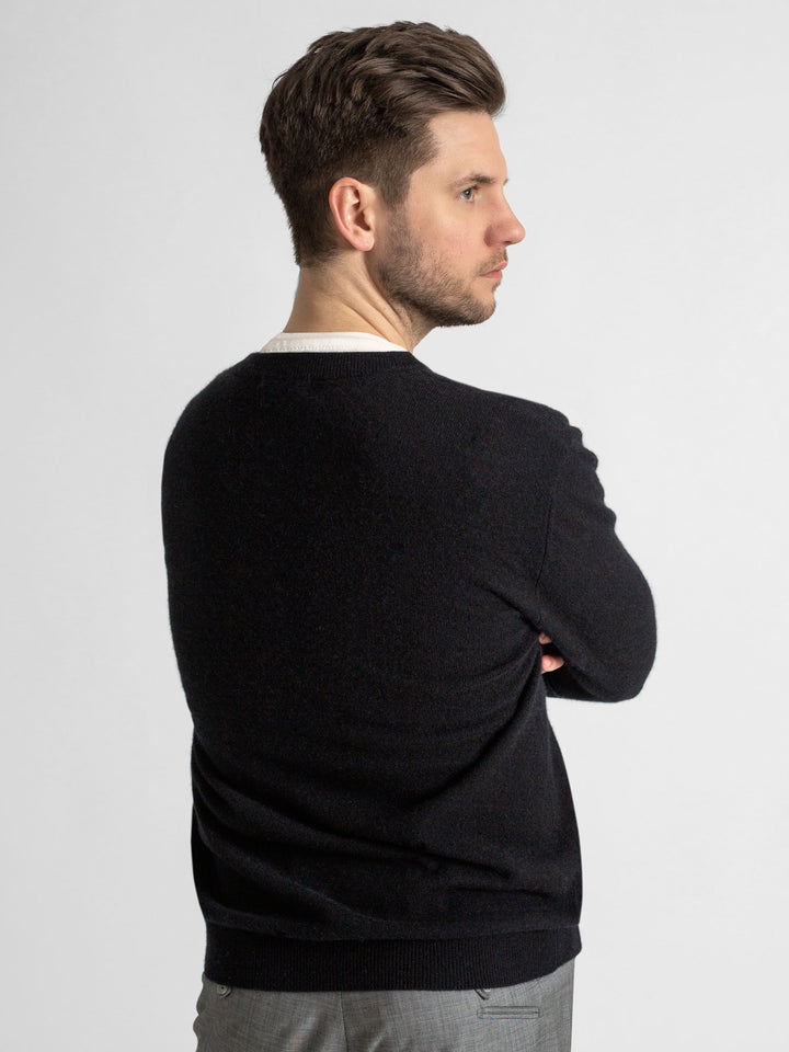 Black v-neck cashmere sweater in 100% cashmere. Scandinavian design by Kashmina.
