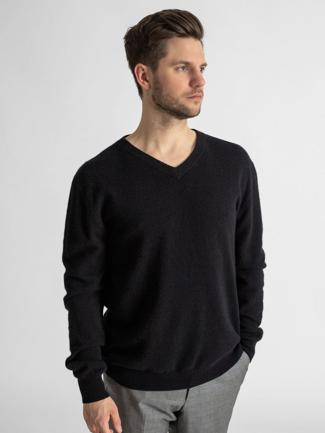 Black v-neck cashmere sweater in 100% cashmere. Scandinavian design by Kashmina.