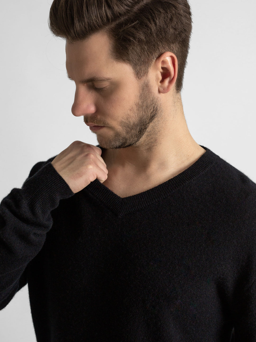 Black v-neck cashmere sweater in 100% cashmere. Scandinavian design by Kashmina.