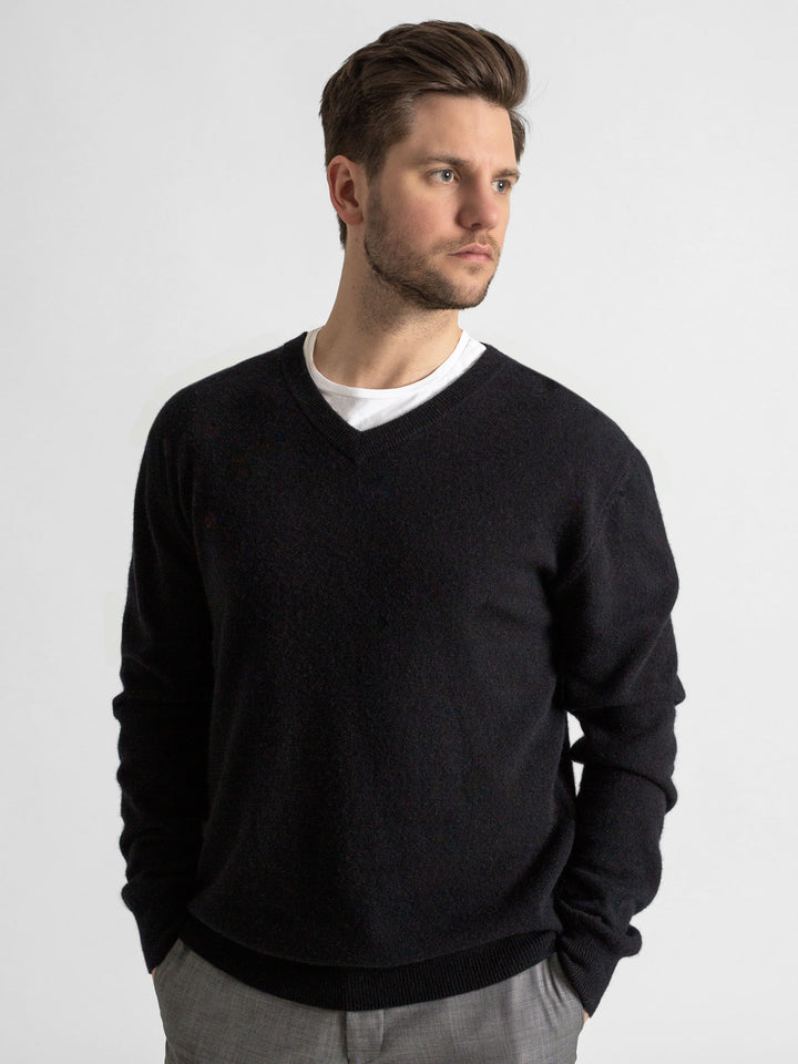 Black v-neck cashmere sweater in 100% cashmere. Scandinavian design by Kashmina.