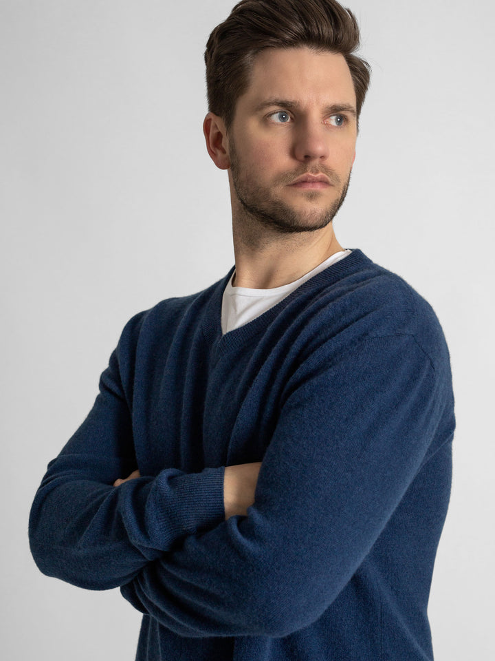 cashmere sweater v-neck men, 100% cashmere from Kashmina, mountain blue wool sweater