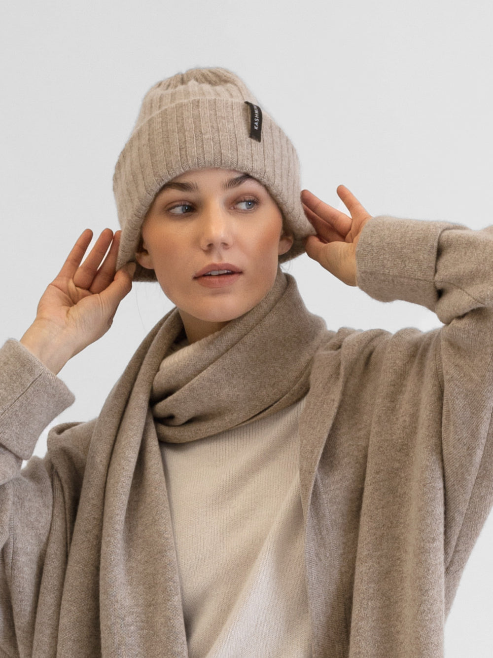 Cashmere beanie "Oda" in toast color. 100% cashmere. Scandinavian design by Kashmina.