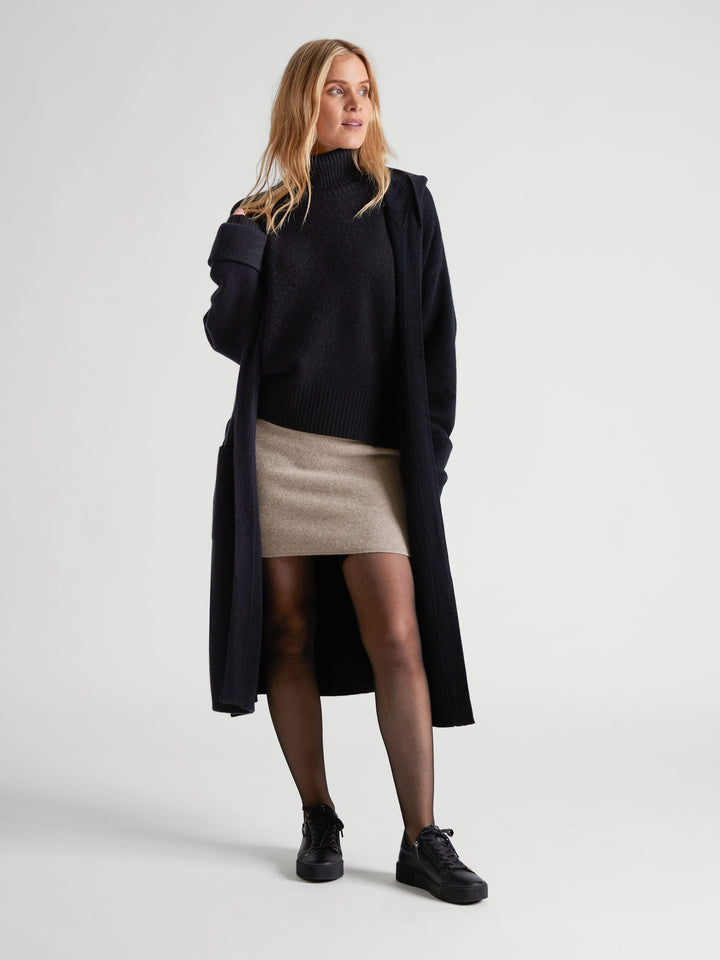 Cashmere skirt "Olava" in 100% pure cashmere. Scandinavian design by Kashmina. Color: Toast.