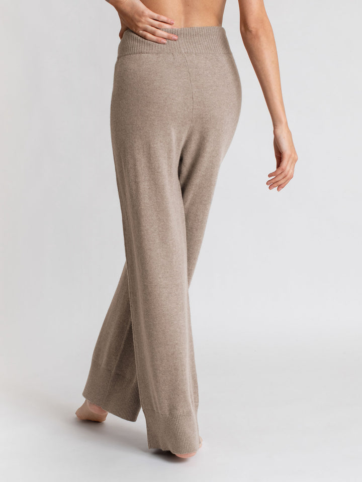 Cashmere pants "Lux Pants" in 100% pure cashmere. Color: Toast. Scandinavian design by Kashmina.