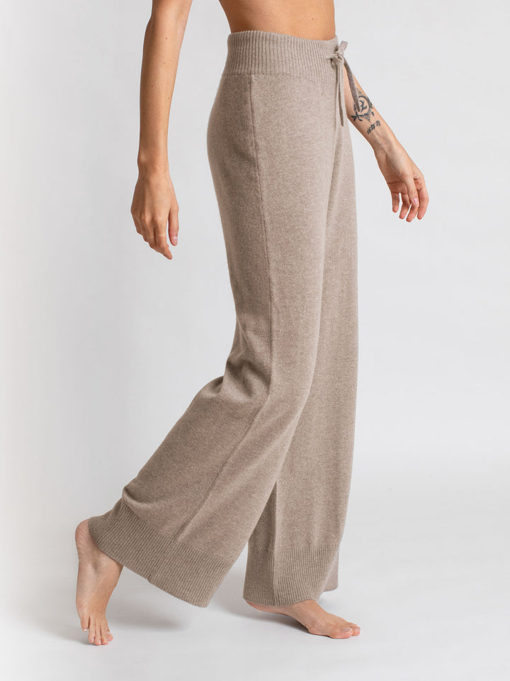 Cashmere pants "Lux Pants" in 100% pure cashmere. Color: Toast. Scandinavian design by Kashmina.