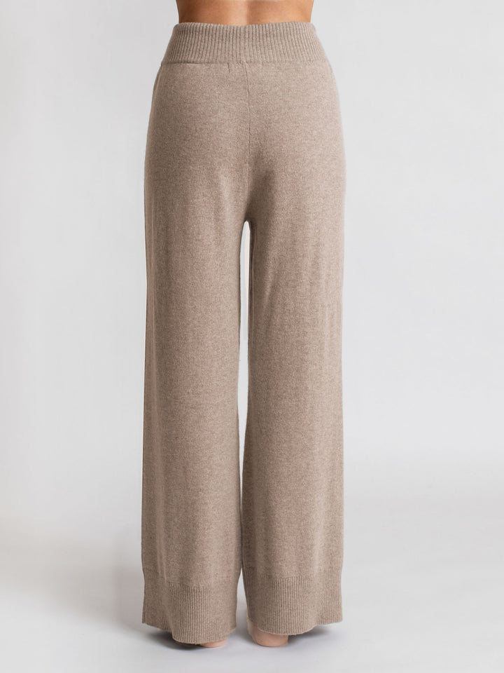 Cashmere pants "Lux Pants" in 100% pure cashmere. Color: Toast. Scandinavian design by Kashmina.