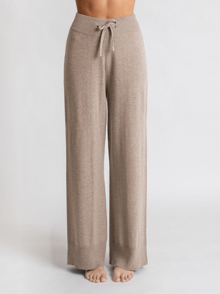 Cashmere pants "Lux Pants" in 100% pure cashmere. Color: Toast. Scandinavian design by Kashmina.