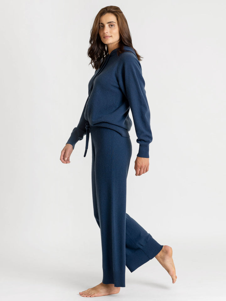 Cashmere pants "Lux Pants" in 100% pure cashmere. Color: Mountain Blue. Scandinavian design by Kashmina.