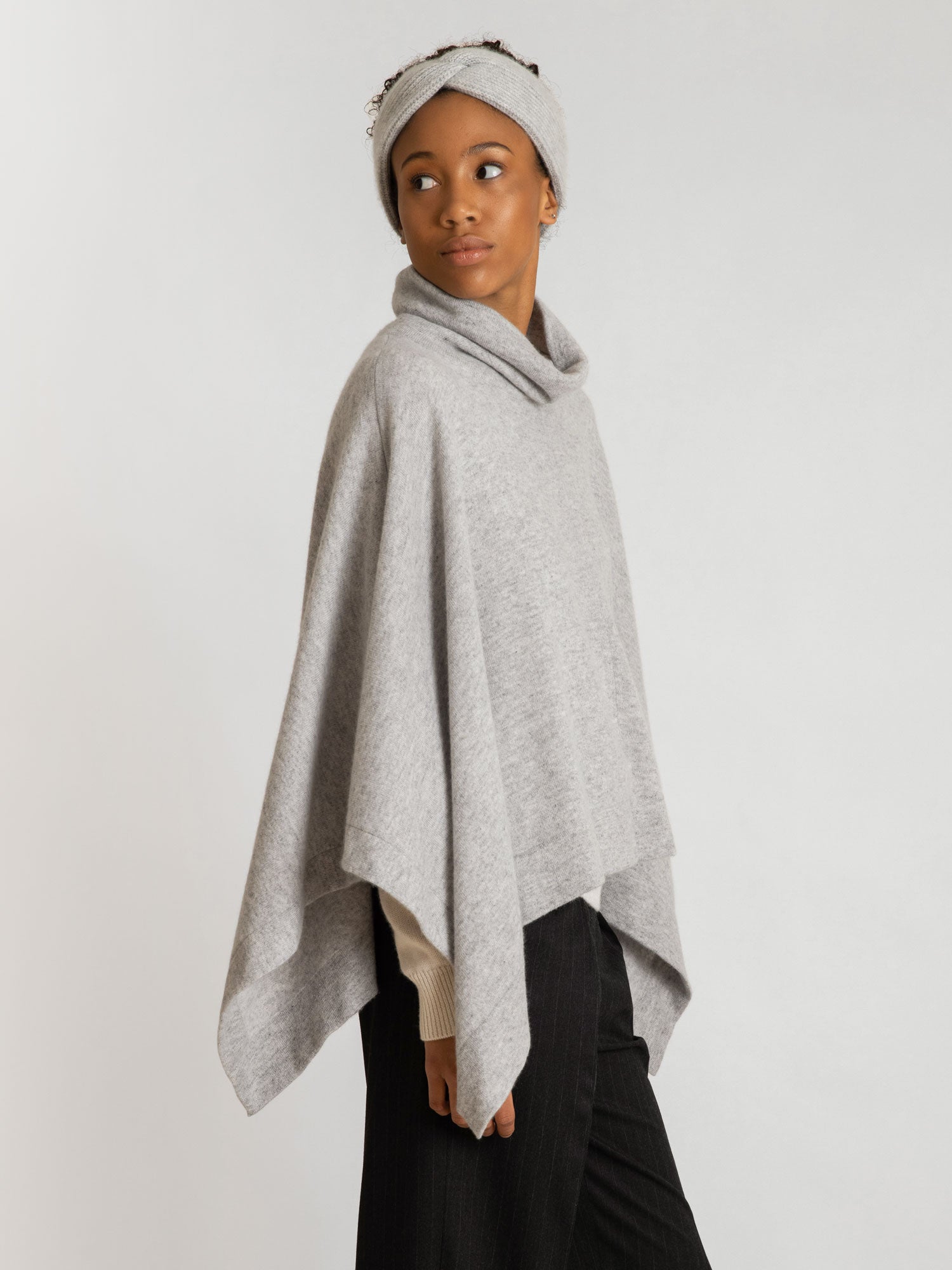 Cashmere poncho Ylva light grey
